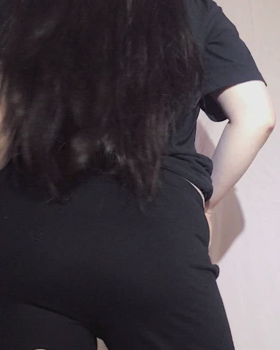 The plug stays in while you breed me 😈 - free porn video