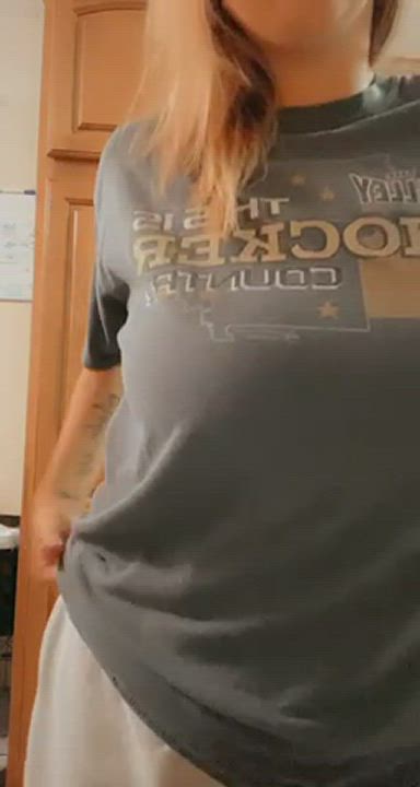 I love showing off my tits - free porn video