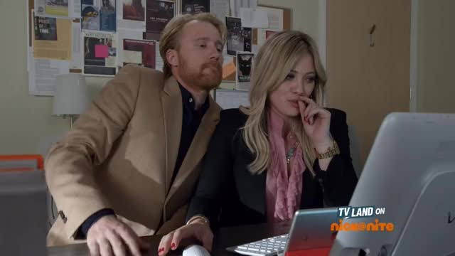 Ultra milf Hilary Duff can't resist a good finger fuck - free porn video