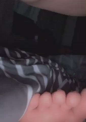 My wife’s sleeping toes 😍🤤 - free porn video