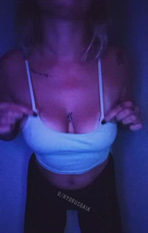 I'm waiting for you to come and play with my tits - free porn video