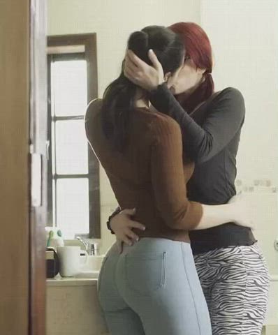So Excited To Kiss Her - free porn video