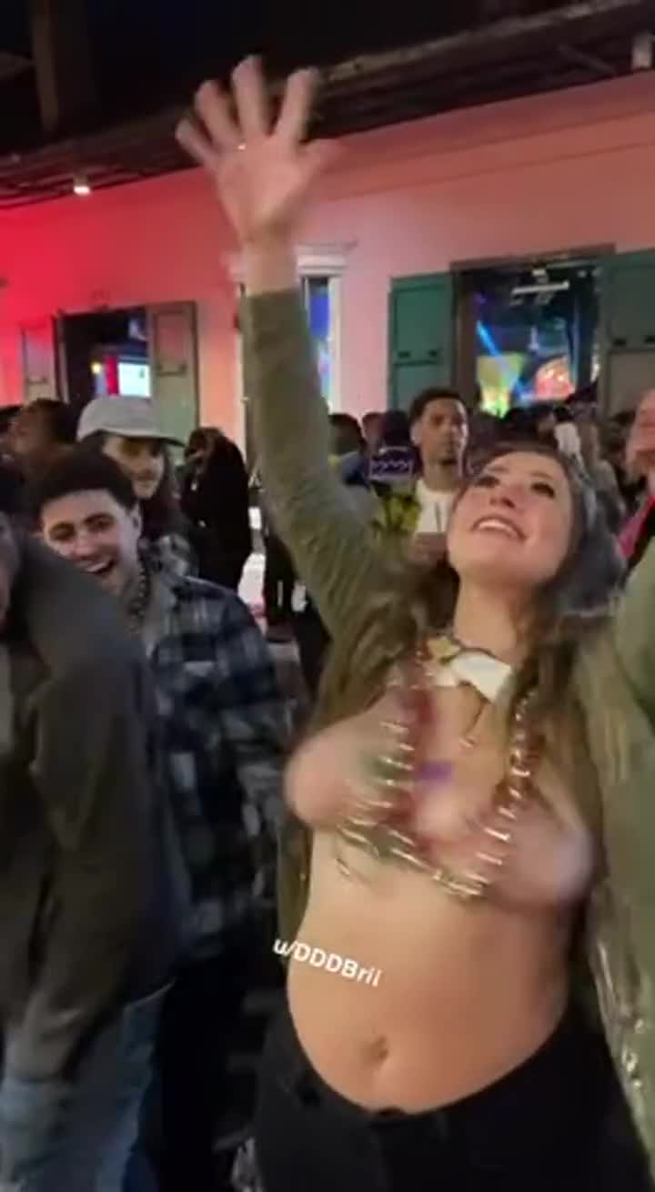 Earning my beads at Mardi Gras😜 [GIF] - free porn video