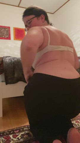 If you like 40 year old moms with fat butts I’m your fucking dreamgirl - free porn video