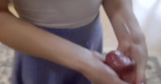 Onto her skirt - free porn video