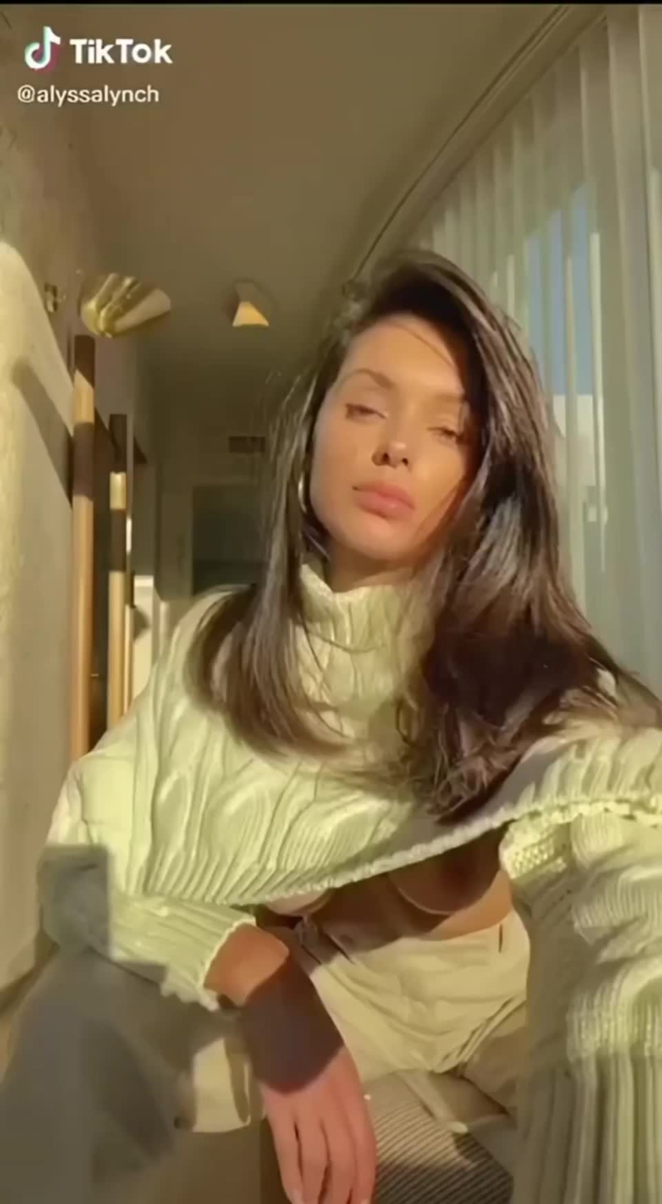 Alyssa Lynch's tit slip - free porn video