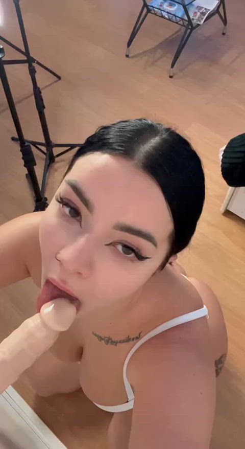 If i don't get to give at least 4 different blowjob a week i go crazy. - free porn video