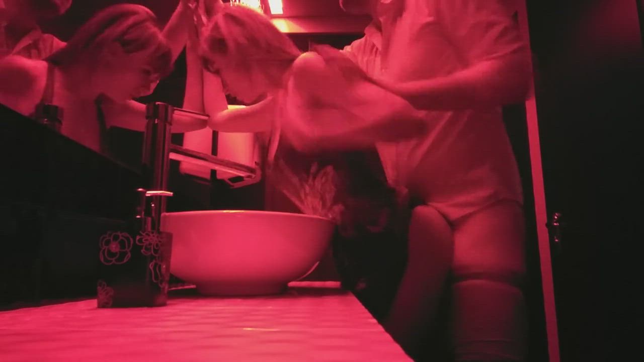 Quickie in the club bathroom - free porn video