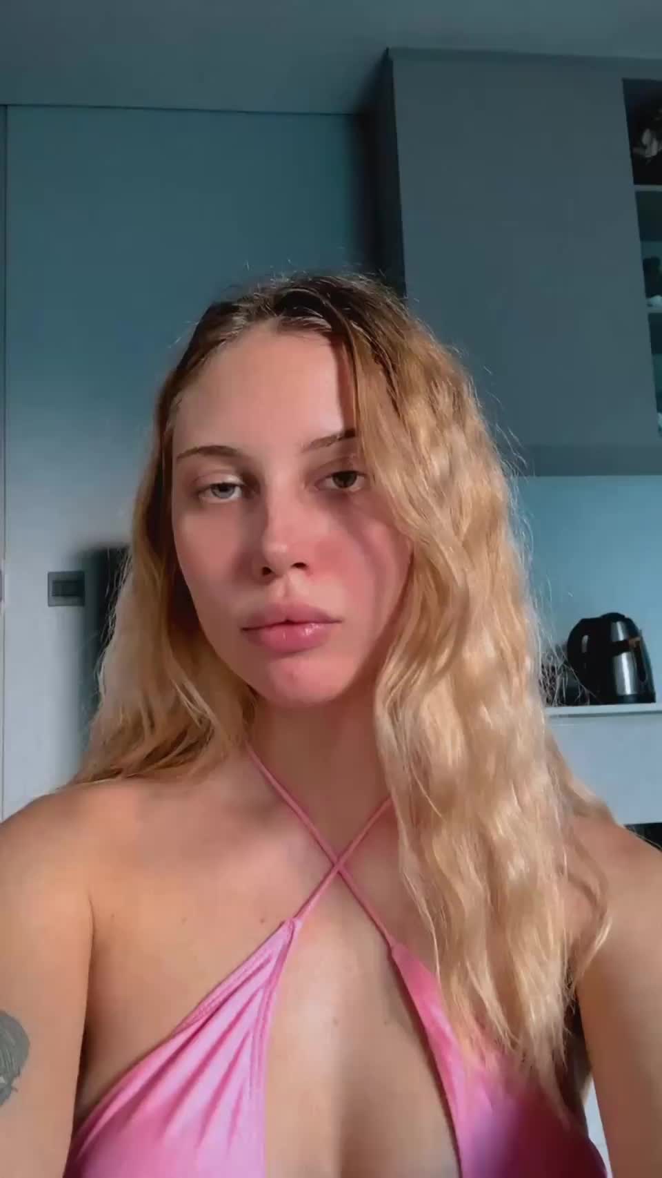 Am I hot in that little bikini? - free porn video