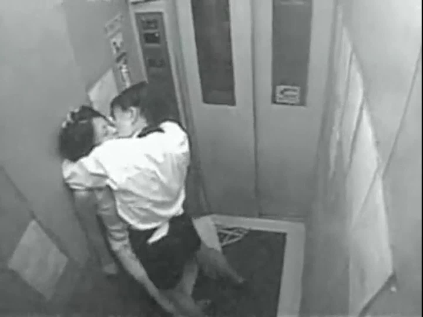 Woman takes the elevator [FA-1173] - free porn video