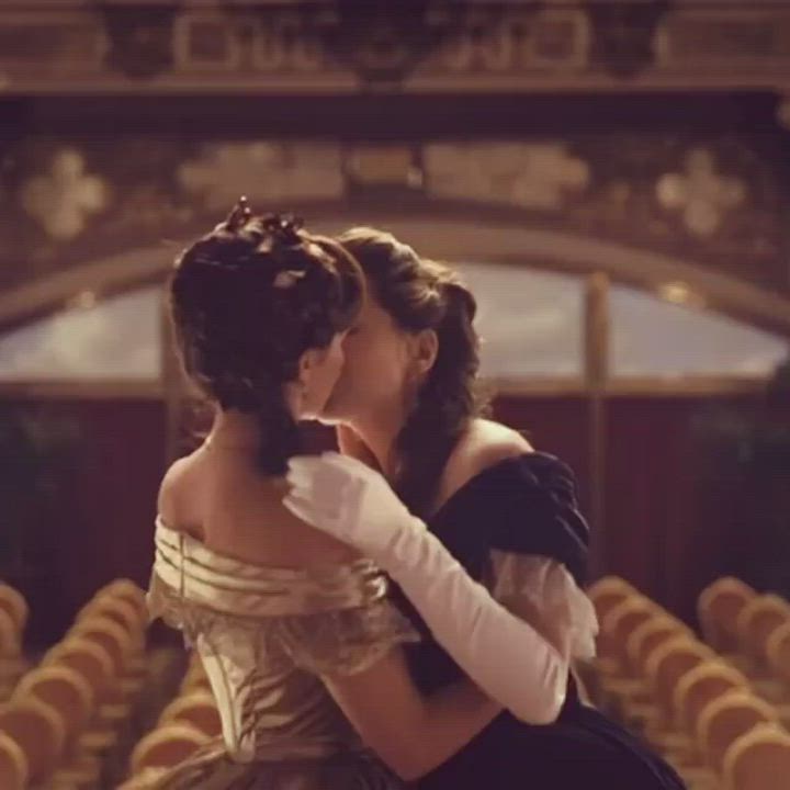 Hailee Steinfeld making out with Ella Hunt - free porn video
