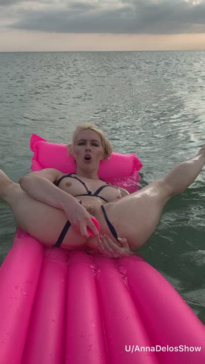 I love to destroy my ass in the ocean, can you help?😜 - free porn video