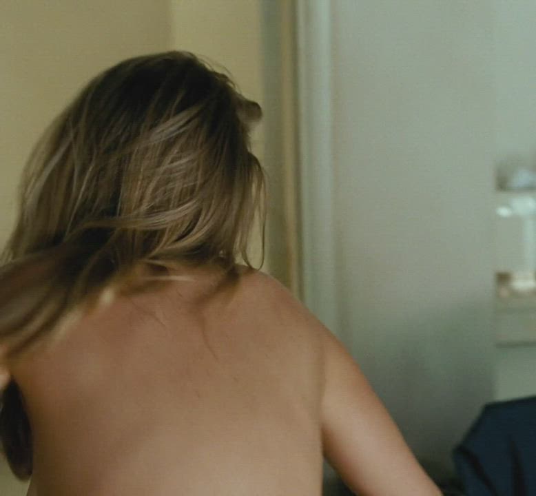 Alice Eve with some jiggle in 'Crossing Over' - free porn video