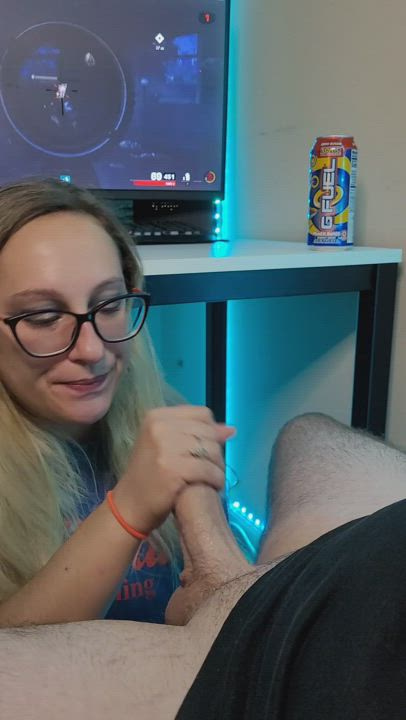 A blowjob while gaming - free porn video