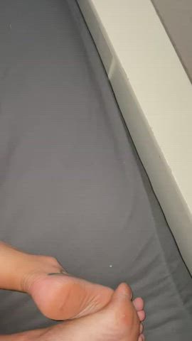 I love morning sex… especially when he pulls out and cums on the soles of my feet 💦💦👣 - free porn video