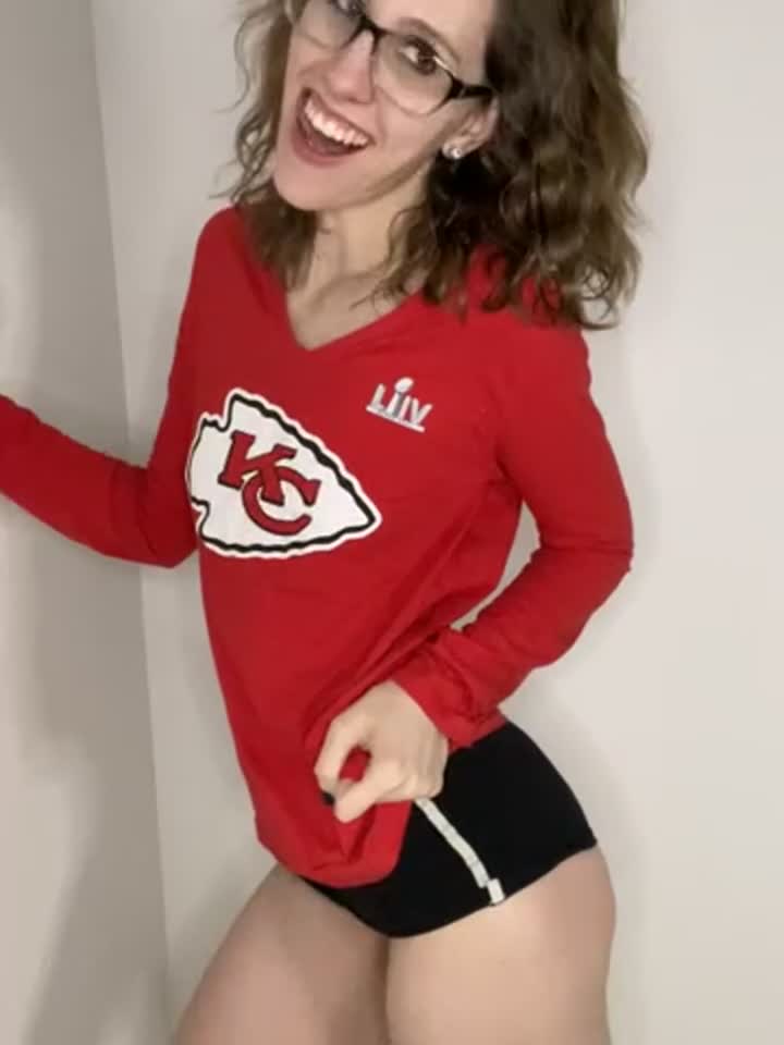 Let me show you how good I am with my tongue - free porn video