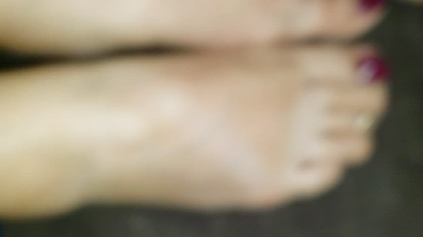 Wife wiggles her toes in my cum - free porn video