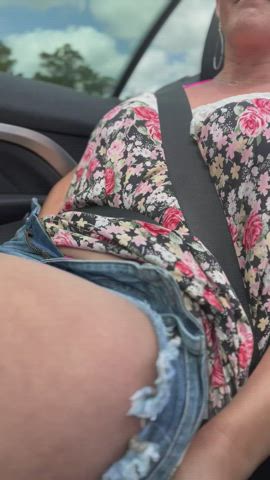 MILF Masturbating in convertible while on the road - free porn video
