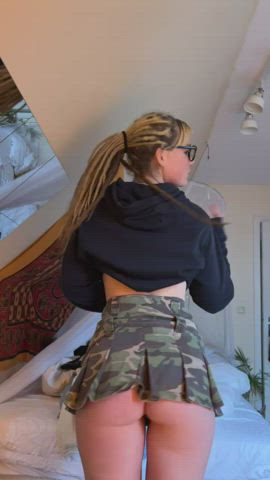 i never wear underwear while wearing a skirt - free porn video