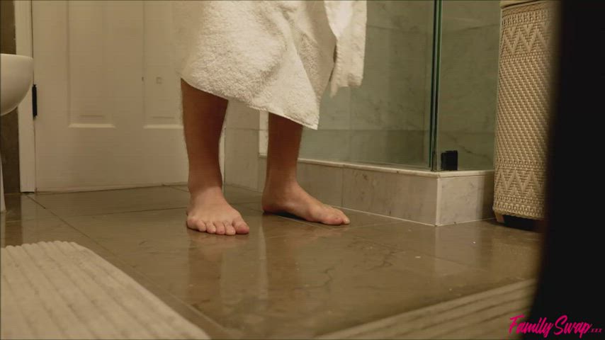 Liz Jordan, Jessica Ryan - Mom And Daughter Pranks - free porn video
