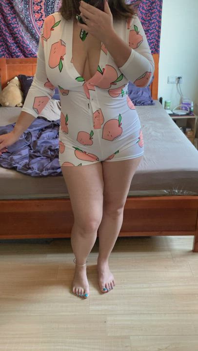 Who's here into women with a little tummy - free porn video