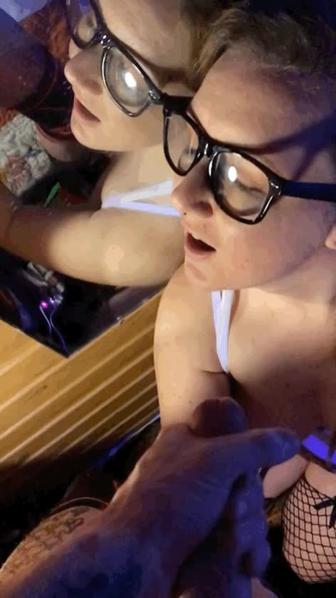 Massive load on her glasses - free porn video