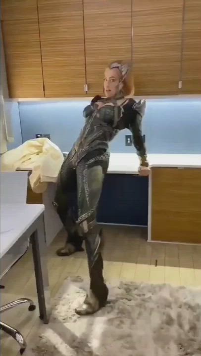 The perfect opportunity to take advantage of Amber Heard’s tight ass - free porn video