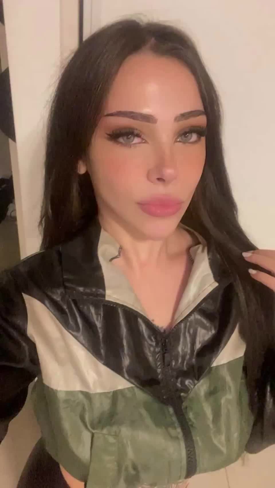 Would any older man on here eat me out?😘 - free porn video