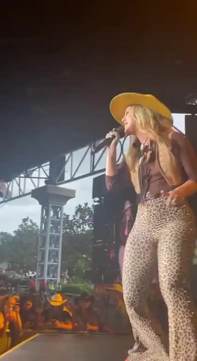Lainey Wilson has the biggest butt in country music. - free porn video