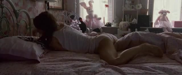 Natalie portman humping a pillow - free porn video