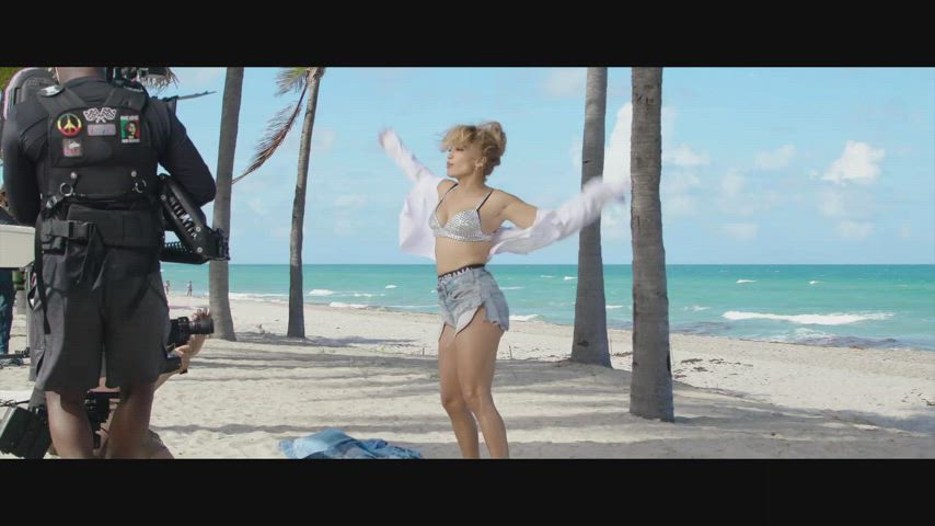 Jennifer Lopez teases our cocks by showing us her big ass. - free porn video