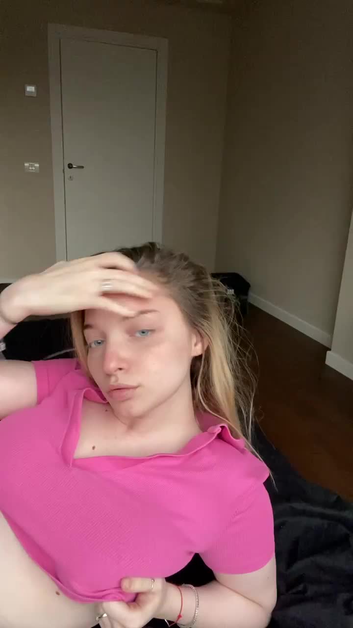Give me your wood to put it between my tits - free porn video