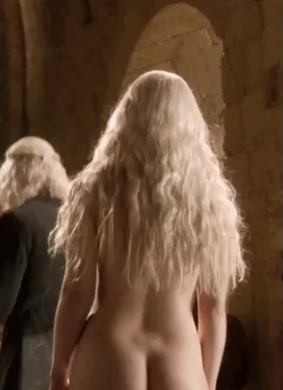 How did you react to Emilia Clarke’s reveal in GOT? - free porn video