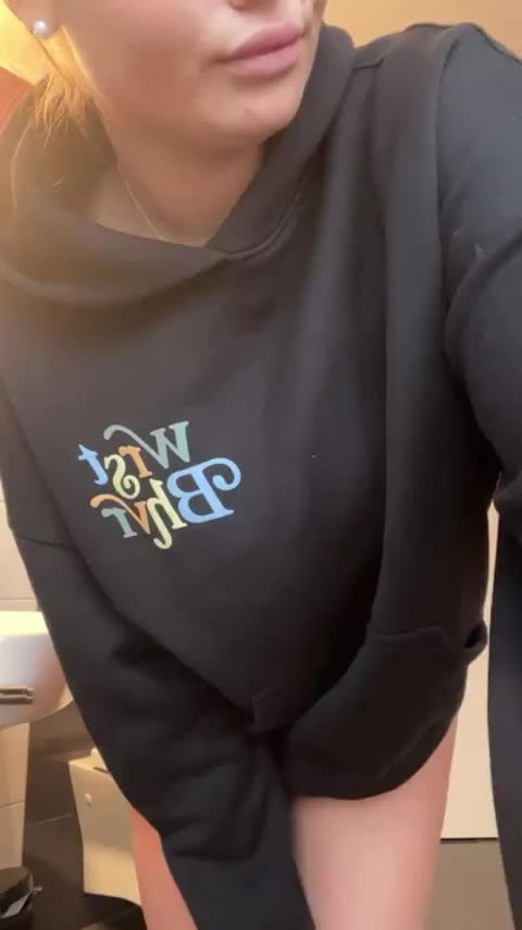 20, cute but way too chubby so pls don't be mean..:( - free porn video