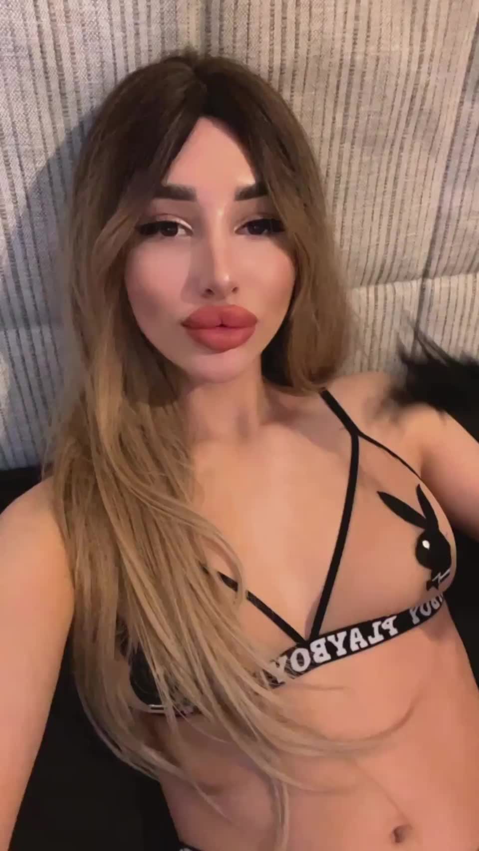 I want an older man who appreciates big fake lips - free porn video