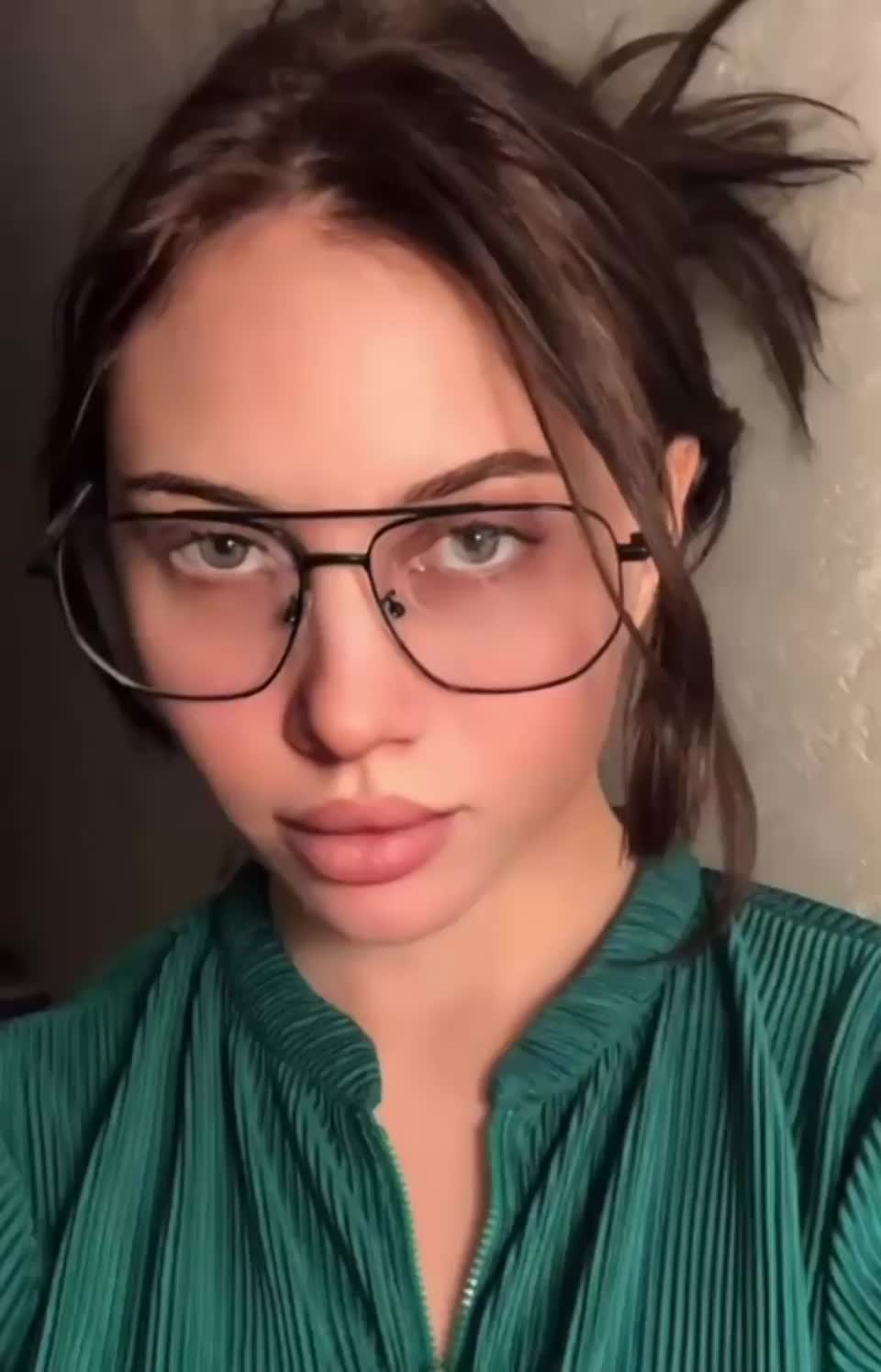 In those glasses I am Jeffrey Dahmer😈I'm going to eat your cock😘 - free porn video