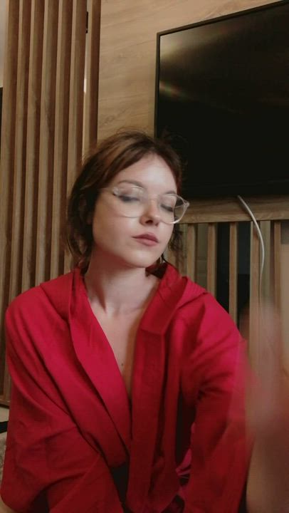 I'm just a tiny naughty girls that loves to show her tiddies (19) - free porn video