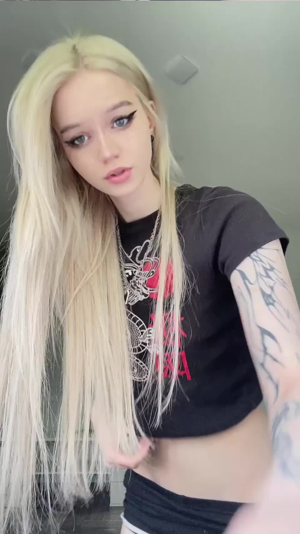 Describe my 19 year old tits with 3 emojis 💋 - free porn video