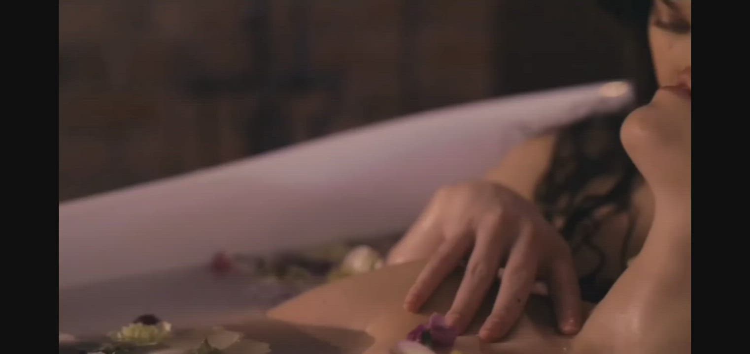 Hailee Steinfeld In the Tub - free porn video