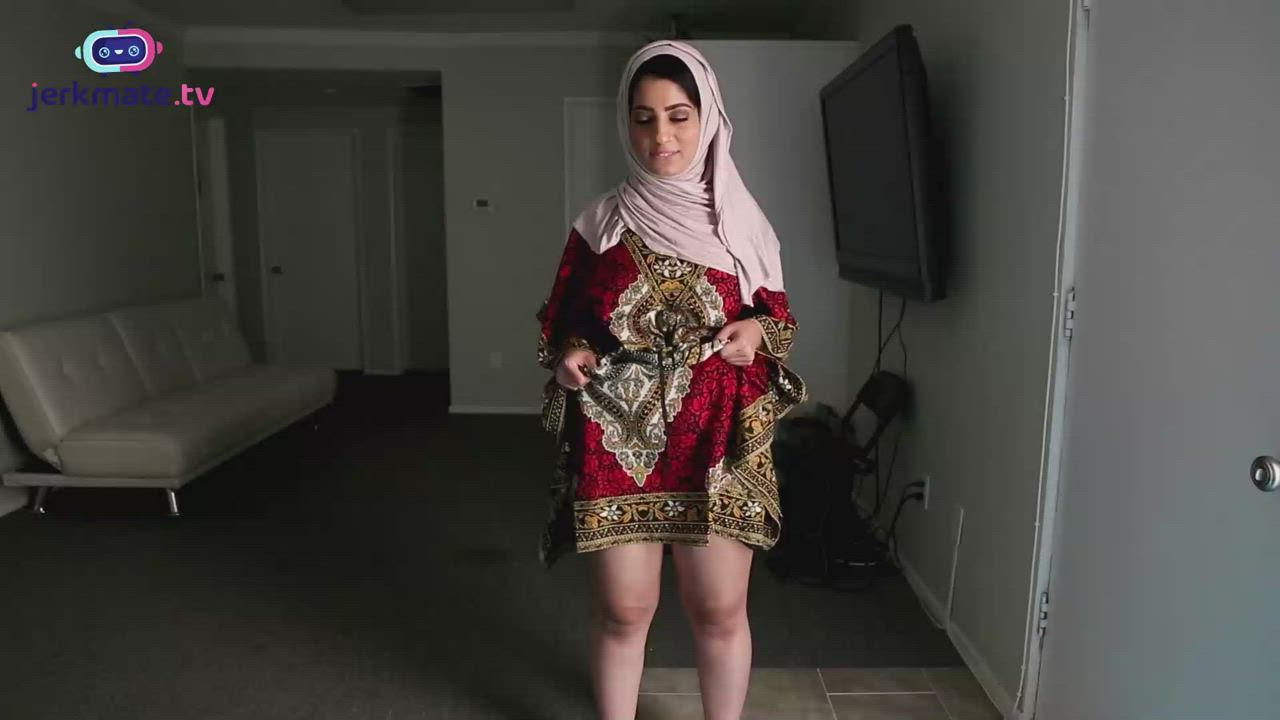 Any Love for Curvy Arabs - free porn video