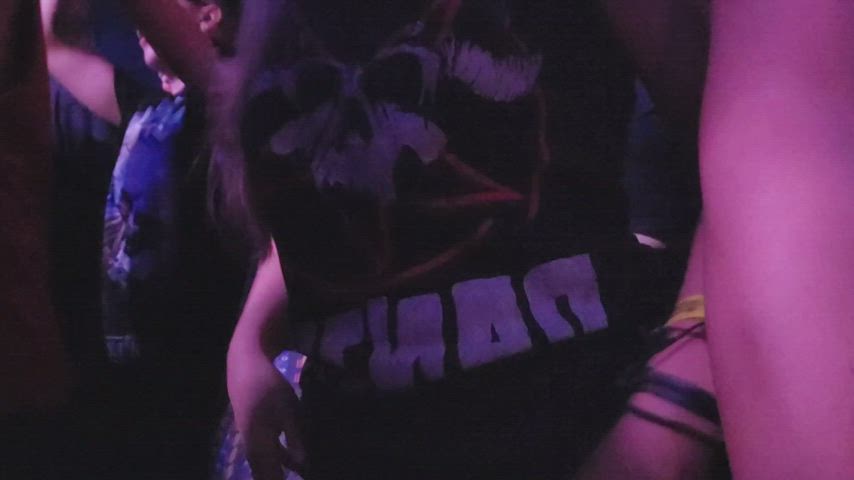 Flashing my boobs at a concert [gif] - free porn video
