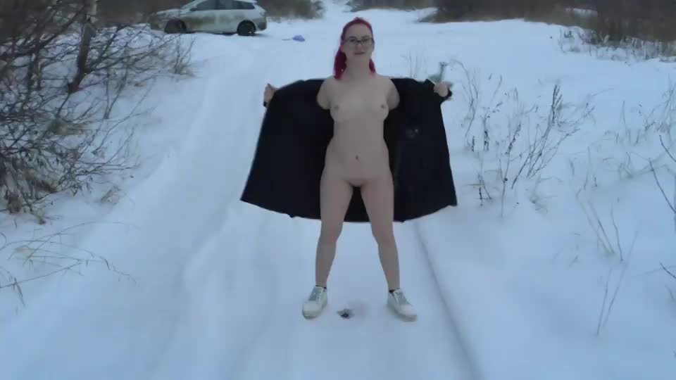 I can get up doggy even in the winter on the street to have sex - free porn video