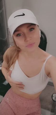 I love playing at the gym 🙈 Wanna do some cardio in bed with me after? - free porn video