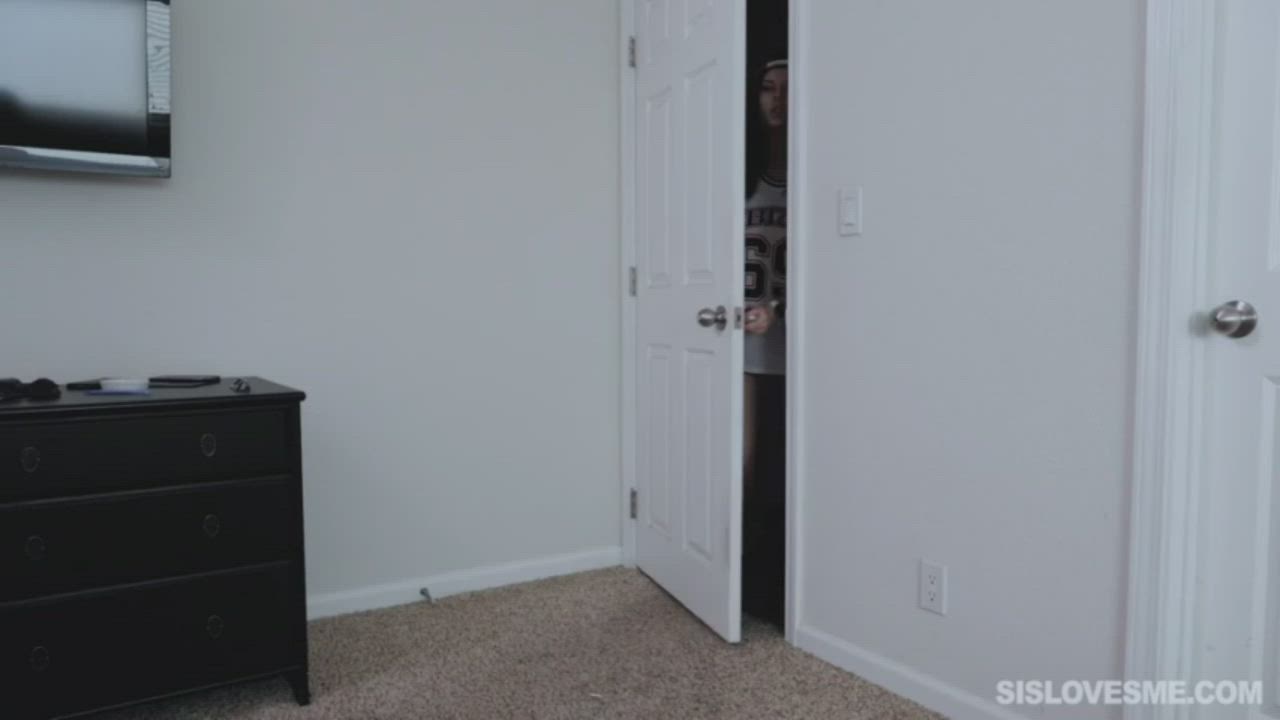 I’m Not A Lesbian Bro But I’m Some Of The Hottest And Straightest Pussy On The Market - free porn video