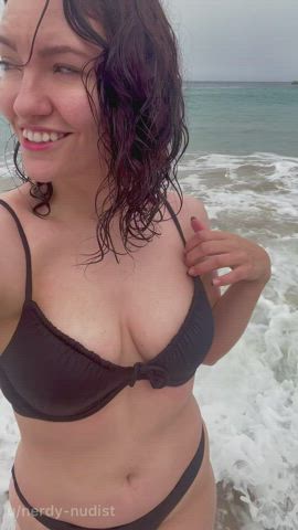 My first time flashing in public! I hope the other beachgoers saw my tits 😜 [gif] - free porn video