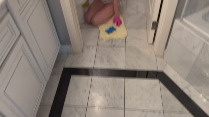 Vera tries to clean toilet… gets surprise facial! - free porn video