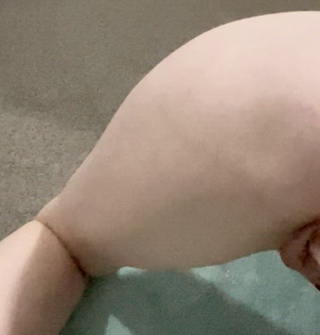 I love the buttplug up my ass when he plays with my pussy - free porn video