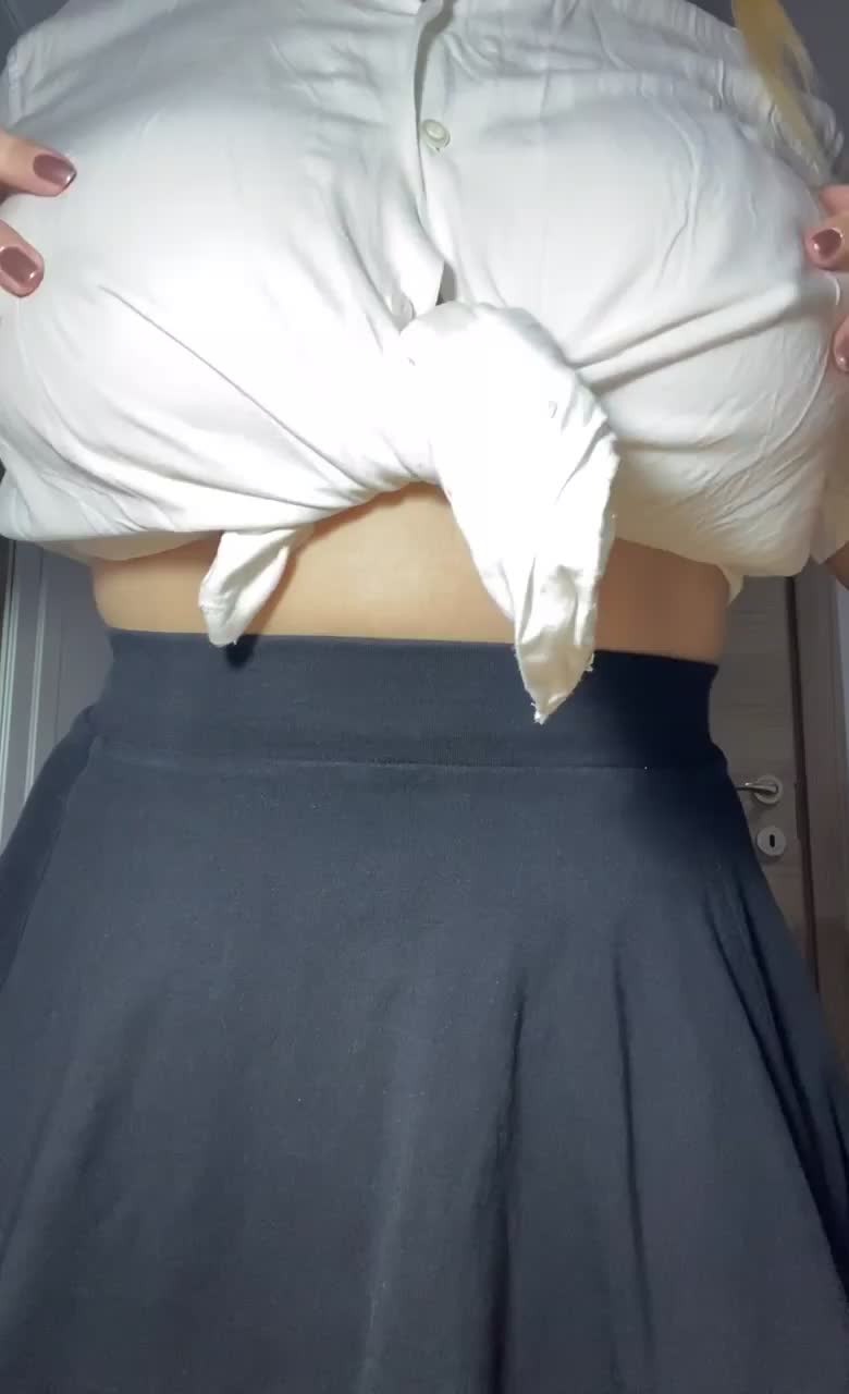 I'm busty and I'm blonde! 😇 - free porn video
