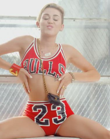 Looking for a bud who obsessed on Miley cyrus 🥵 - free porn video