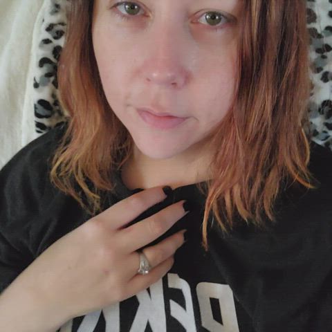 No makeup, cat hair on shirt, cat scratches.. but, bouncy boobs! - free porn video